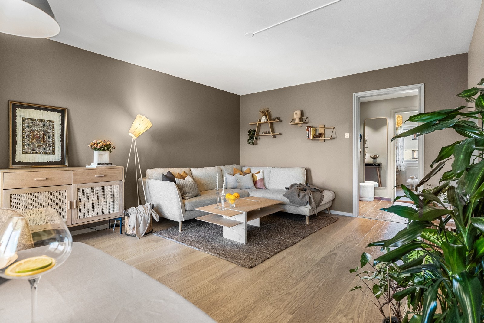 Nytt gulv ble lagt nytt i 2020, noe som gir rommet et moderne preg. Galleribilde