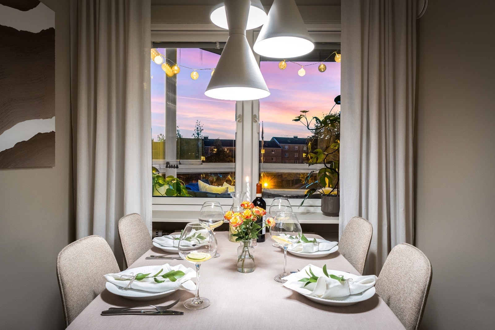 Boligen ble vesentlig oppgradert i 2023 med nye gulv, ny baderomsinnredning, nye spotter i tak i kjøkken og gang, nytt HTH-kjøkken og ny varmtvannsbereder m.m Galleribilde