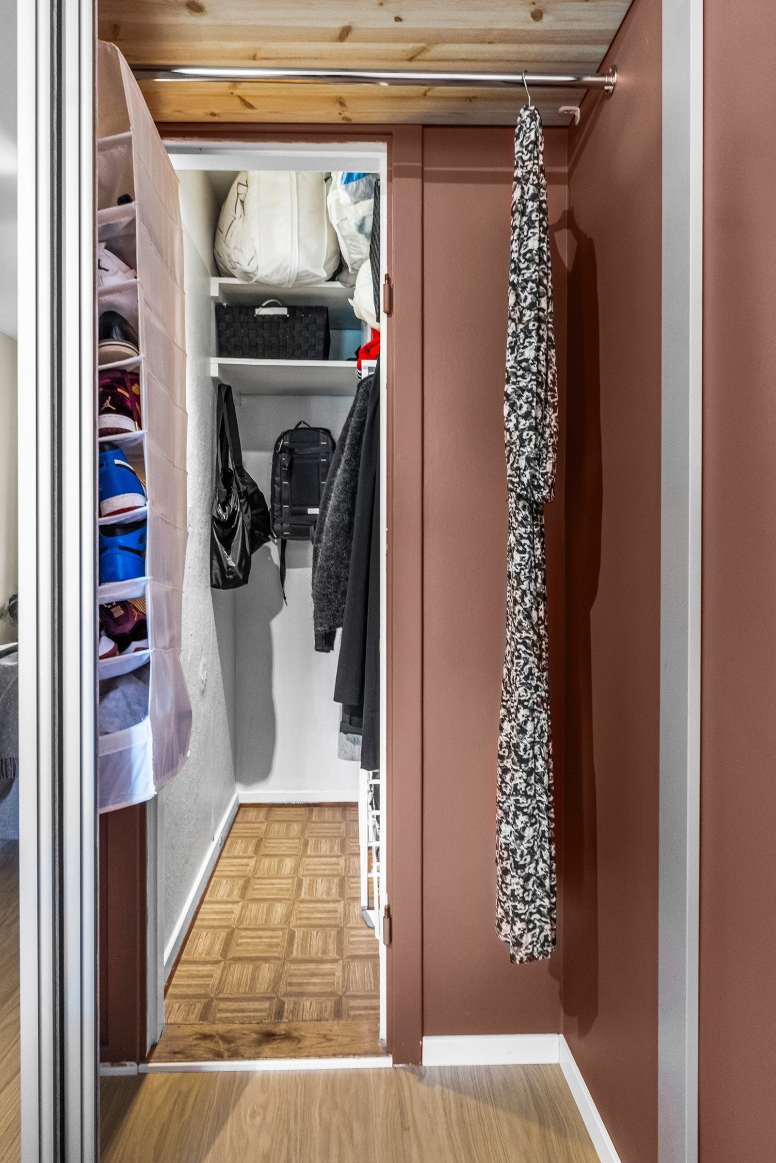 Walk-in-closet innenfor garderobeskapet Galleribilde