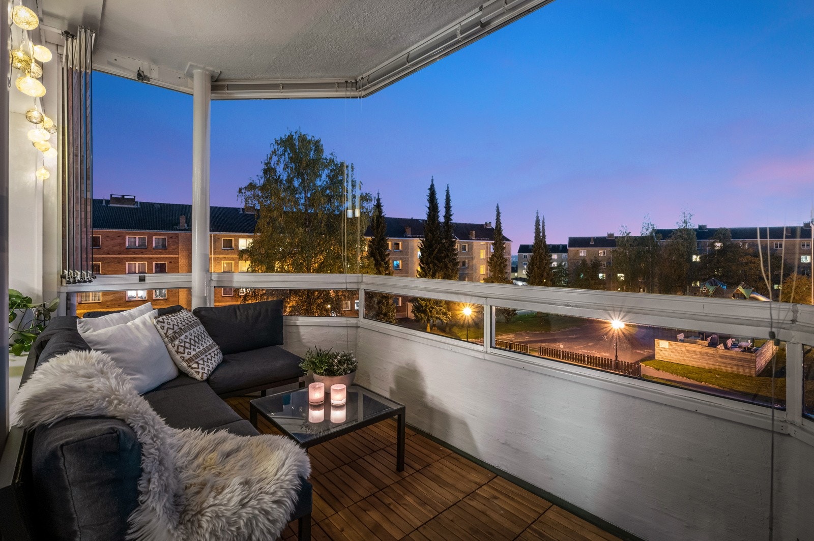 Fra stuen er det utgang til en overbygd, innglasset balkong målt til ca. 11 m² Galleribilde