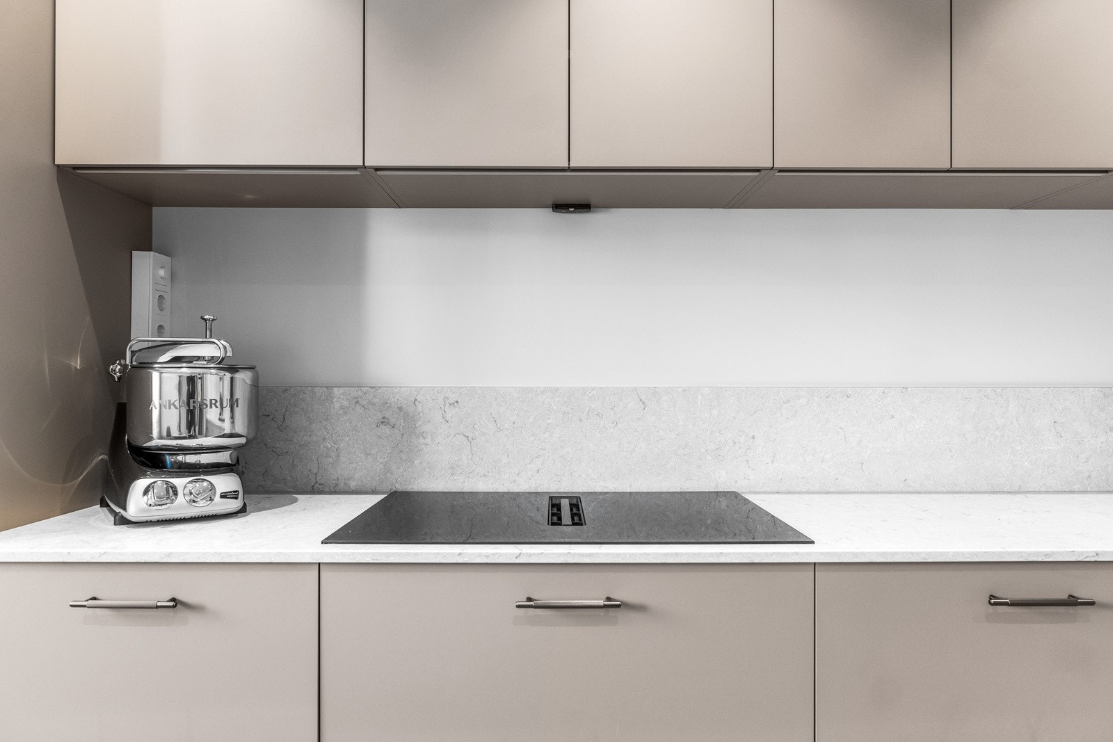 Med integrerte hvitevarer som induksjonsplatetopp, stekeovn, oppvaskmaskin og kjøle/fryseskap fra Siemens Studio Line er alt tilrettelagt for matlaging Galleribilde