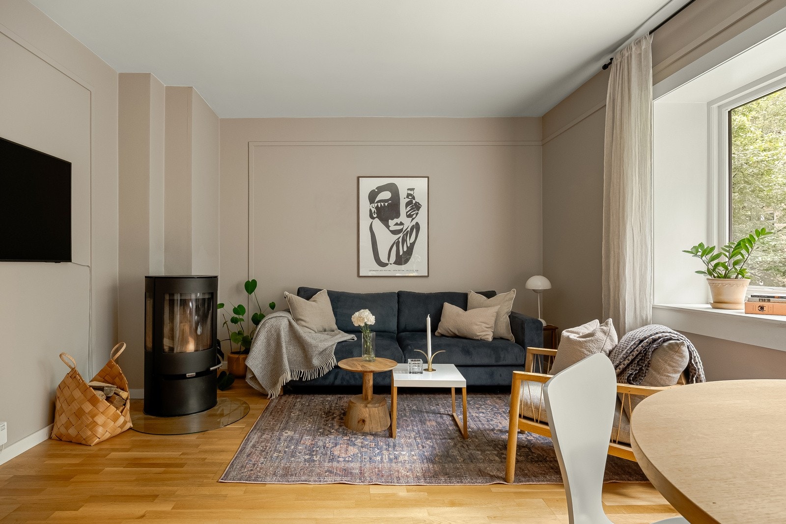 Det kommer rikelig med naturlig lys inn fra de store vindusflatene. Legg også merke til de klassiske, dype vinduskarmene. Galleribilde