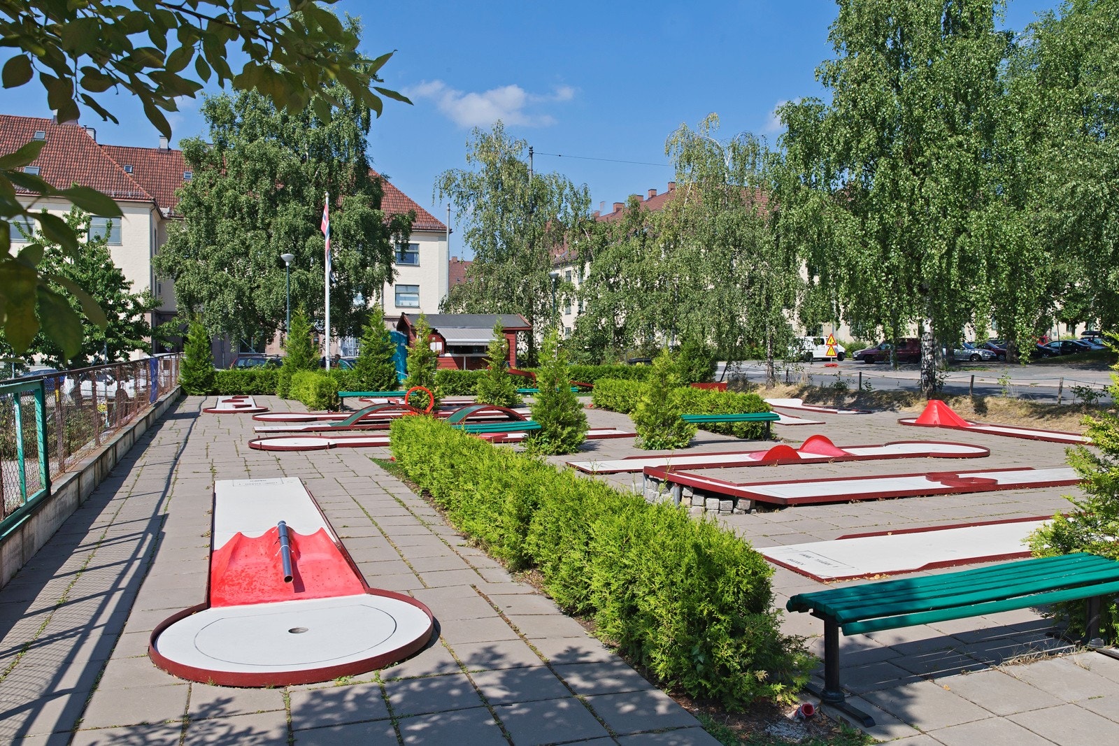 Rett nedenfor Torshovparken er det ballbane, volleyballbane og minigolf. Galleribilde
