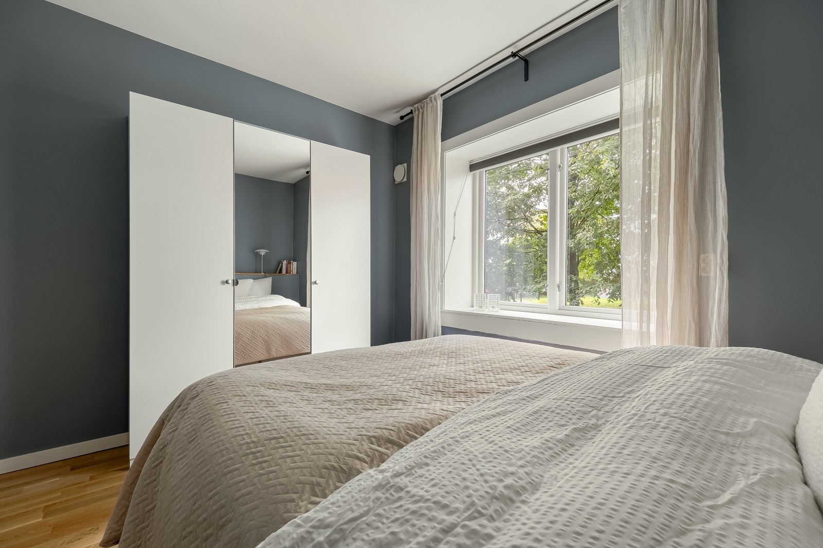 Det er rikelig med plass til større garderobe. Denne følger også med i salget. Galleribilde