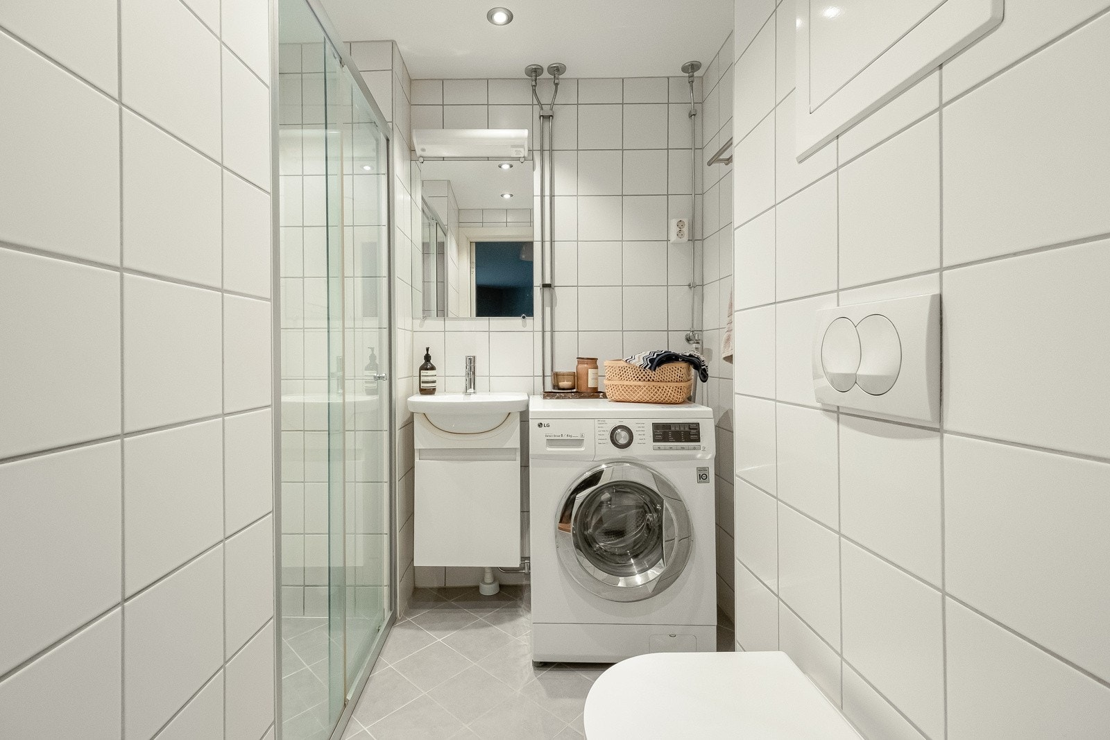 Badet er innredet med vegghengt toalett, servantskap og dusjnisje. Det er både plass og opplegg til vaskemaskin her inne. Galleribilde