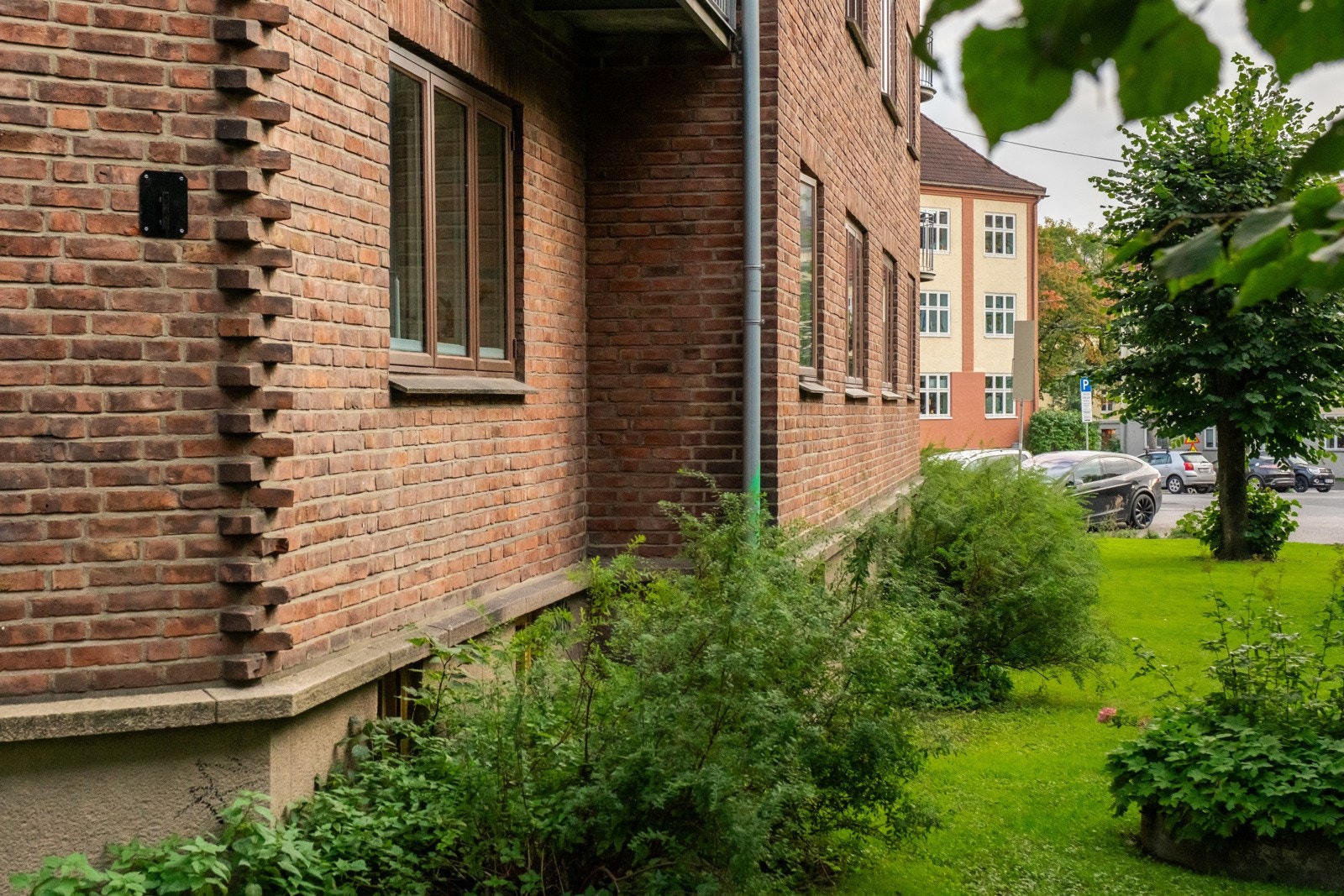 Rett utenfor er det stille og rolig, grønt og frodig. Galleribilde