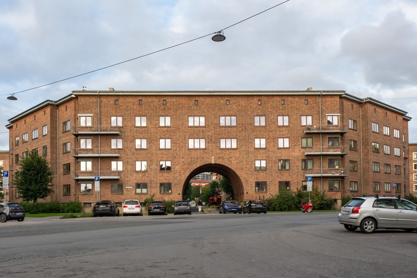 Beliggenheten er supersentral med nærmeste busstopp på andre siden av bygget. Galleribilde
