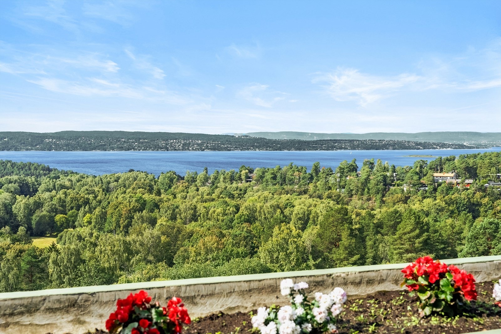 Jonas Rajesan v/ DNB Eiendom har gleden av å presentere Sloreåsen 12B! En romslig leilighet i toppetasjen med panorama utsikt! Må oppleves! Galleribilde