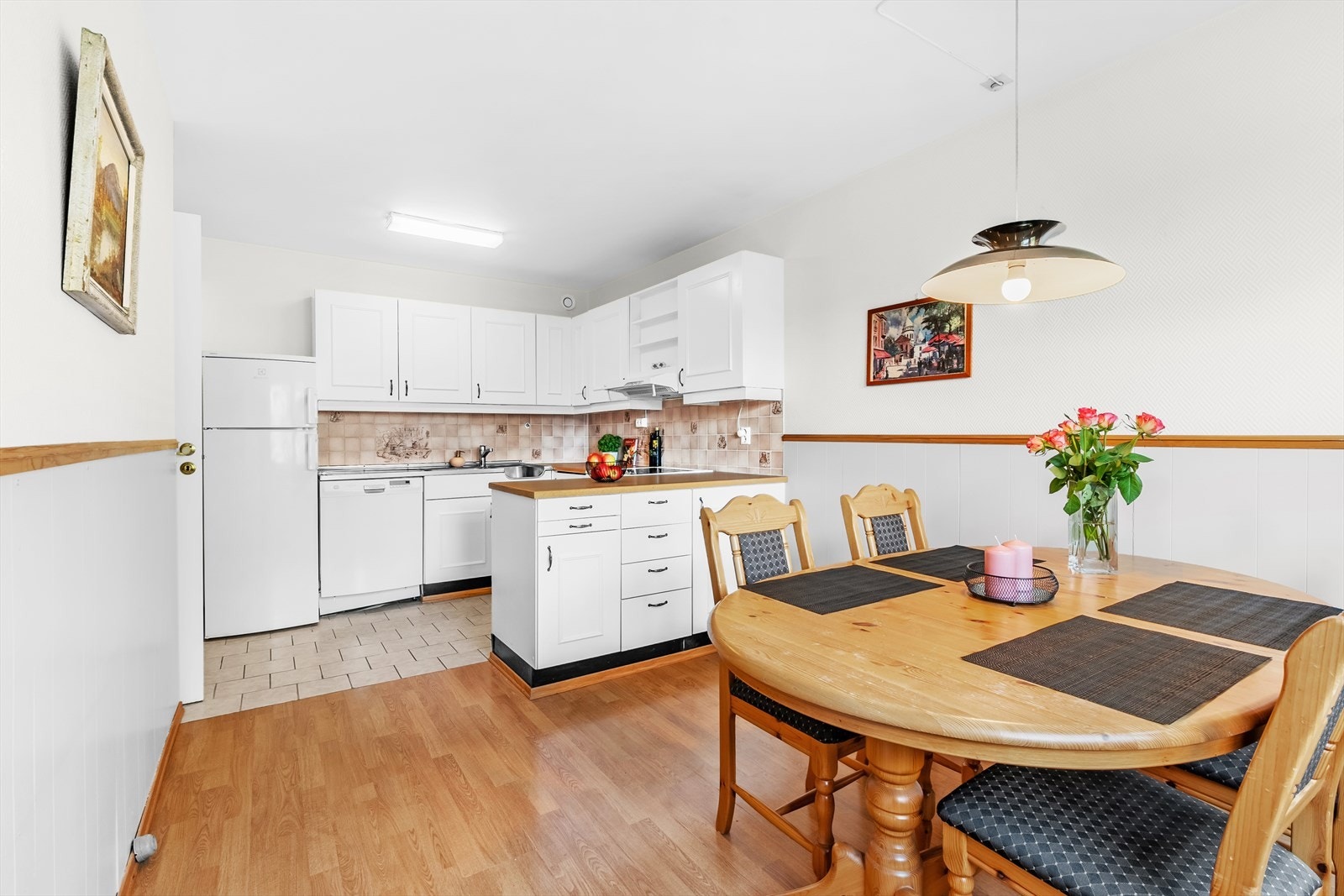 Romslig og separat kjøkken som byr på godt med arbeidsplass og oppbevaringsrom for den kokkeglade. Galleribilde