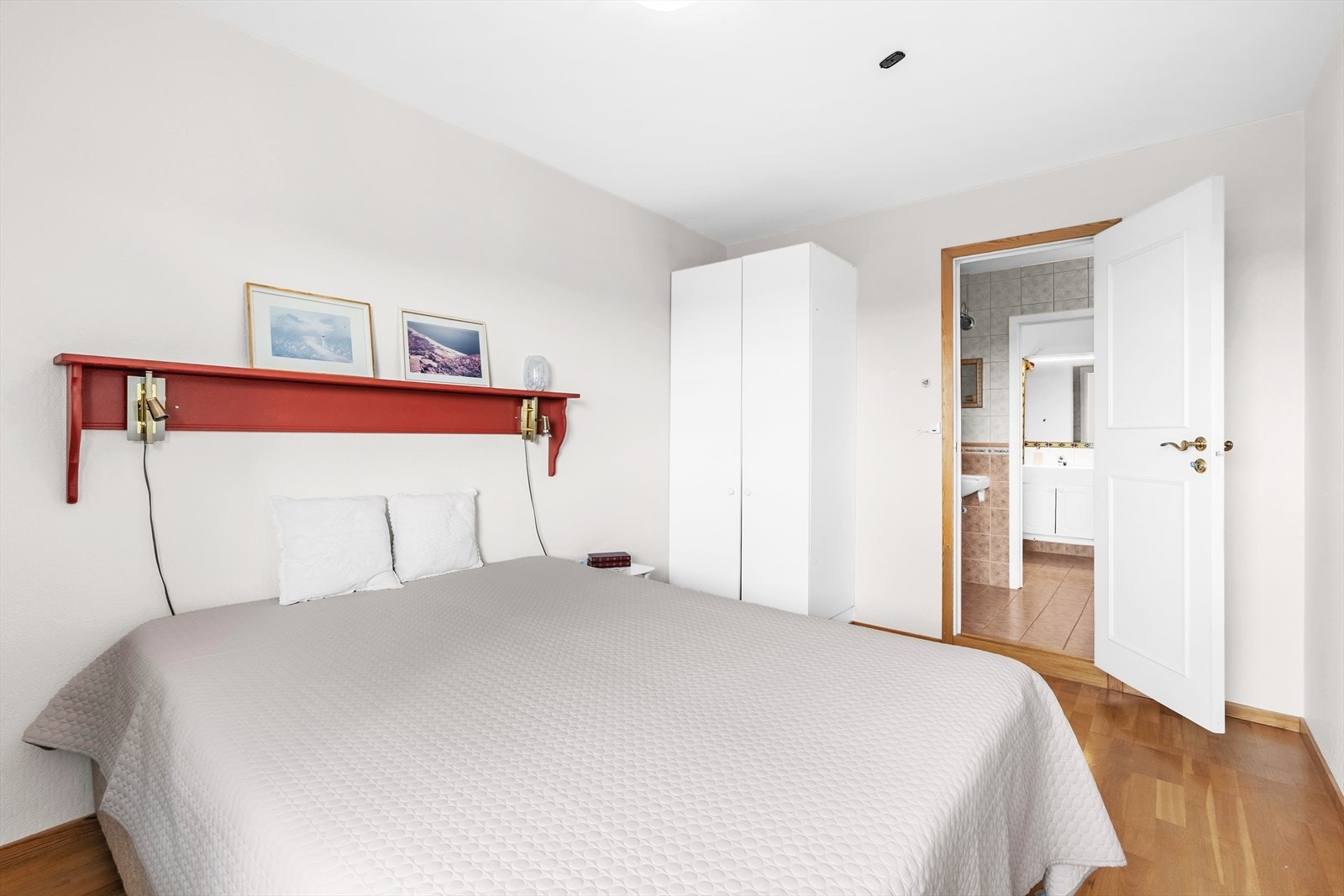 Det er installert garderobeskap på begge begge soverom. Galleribilde