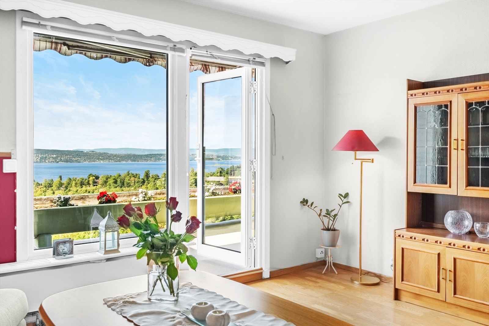 Fra stuen er det direkte utgang til en vestvendt, overbygd terrasse på ca. 13 m² med optimale solforhold og panoramautsikt til fjord og by. Galleribilde