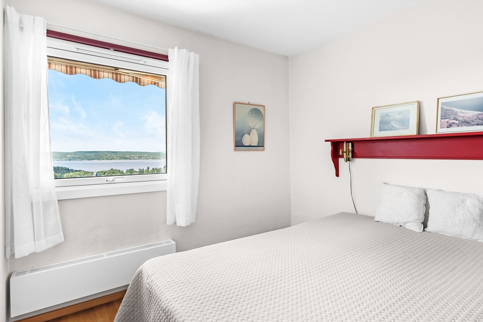 Fra hovedsoverom kan du nyte vakker utsikt mot sjø og natur. Galleribilde