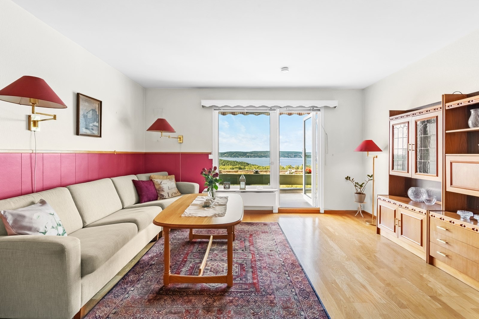 Boligens hjerte; en romslig stuedel med store vinduer som slipper inn rikelig med naturlig lys og sikrer det flotte utsynet mot sjøen. Galleribilde