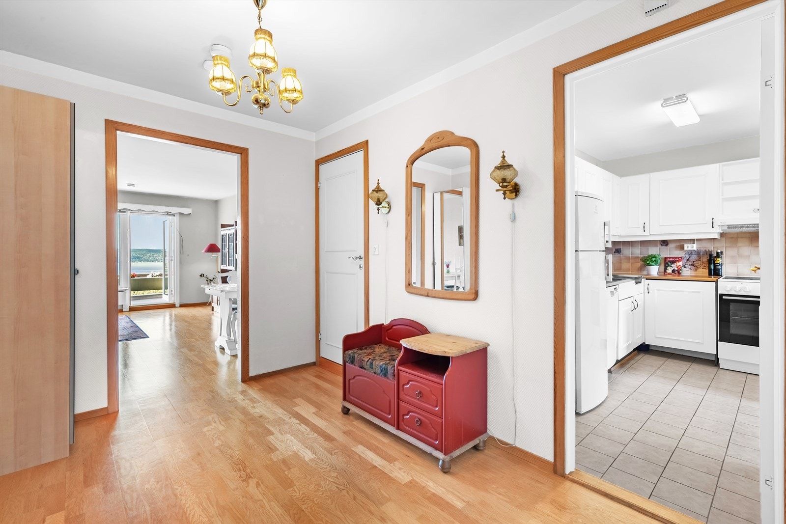 Du ønskes velkommen av en romslig entré/gang med gode muligheter for oppbevaring og oppheng av ytterklær. Galleribilde