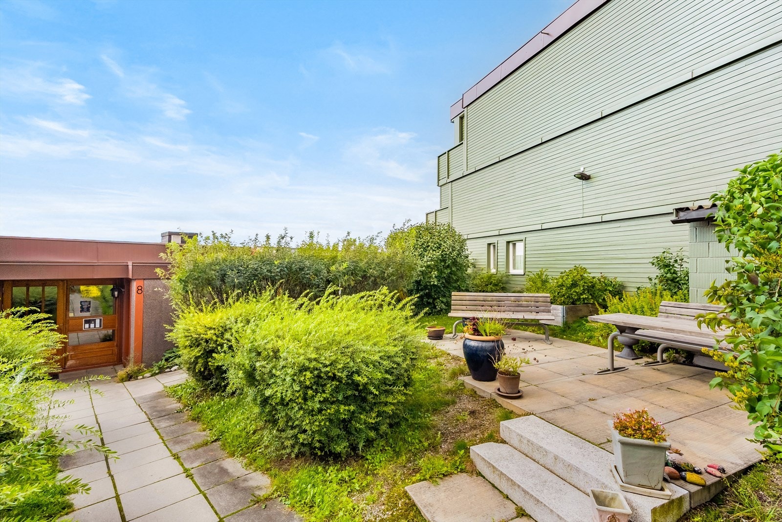 Fellesarealene er pent opparbeidet med asfalterte og steinlagte adkomstveier, gressplen, beplantning, trær, lekeapparater, steinsatte arealer,
sittegrupper og ellers naturtomt. Galleribilde