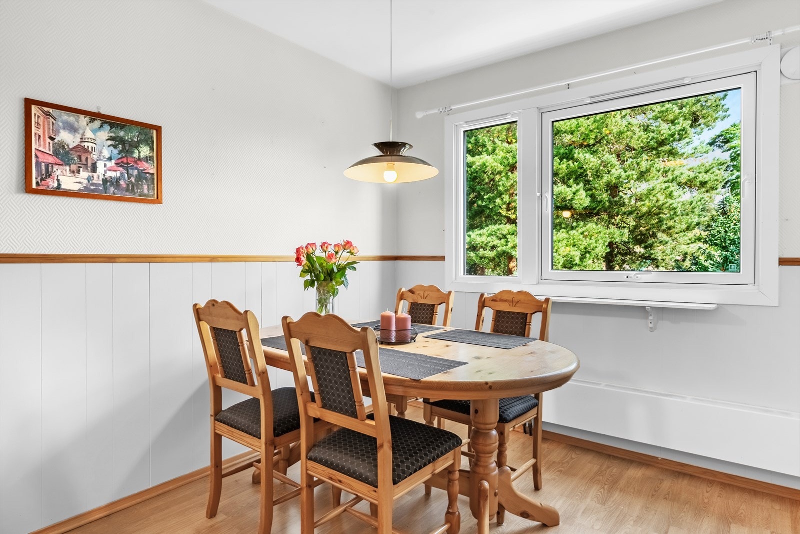 Det er god plass for en hyggelig spiseplass i tilknytning til kjøkkenet. Galleribilde