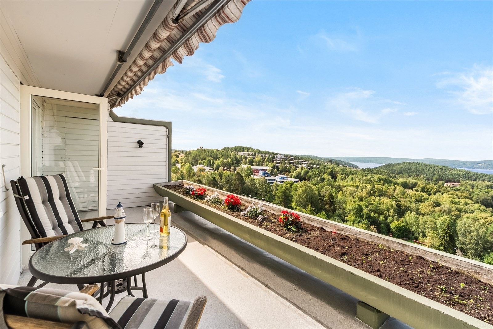 Det er god plass til å møblere med utemøbler, spisebord og grill; perfekt for dager man ønsker å ha middagen ute. På enden av terrasse er det plassert bod på ca 2 m². Galleribilde