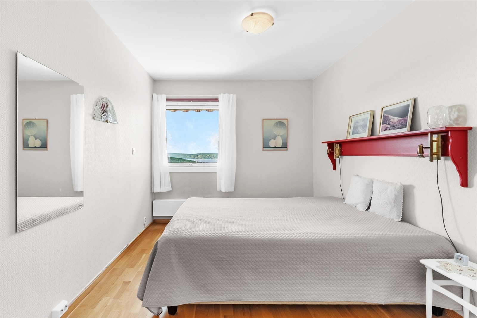 Leiligheten byr på to gode soverom hvor det er god plass til dobbeltseng, tilhørende nattbord og gode oppbevaringsmuligheter i et romslig garderobeskap. Galleribilde