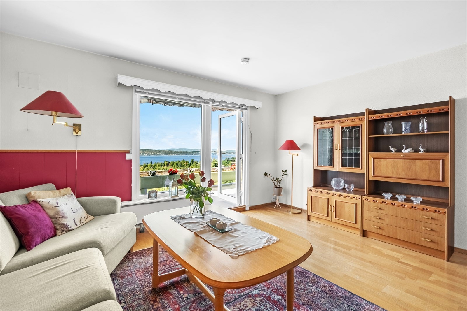 Her er det flere møbleringsmuligheter hvor en kan innrede etter ønske med sofagruppe, tv-seksjon, spisebord og annet ønsket møblement. Galleribilde