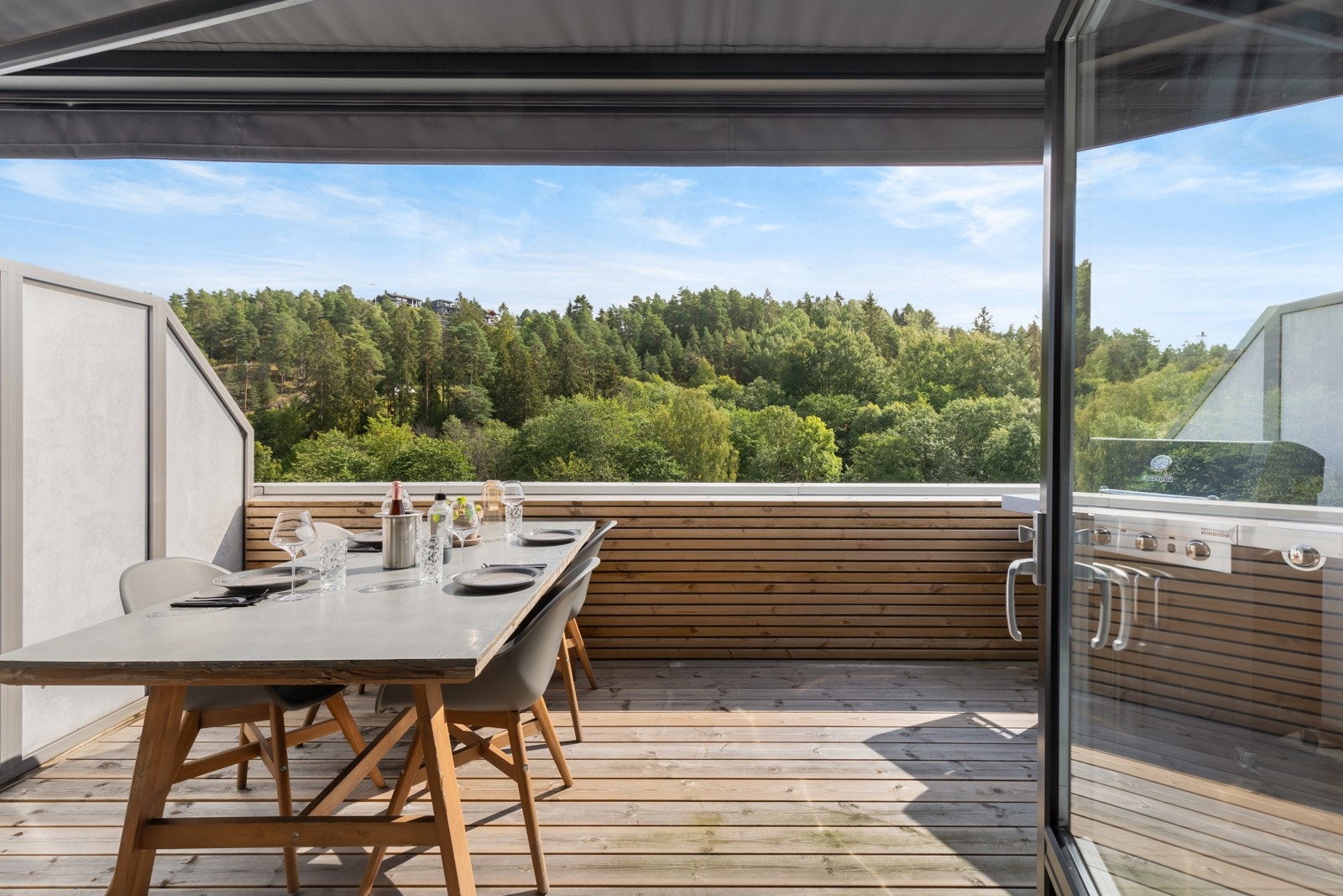 På sommerstid fungerer uteplassen som en forlengelse av stuen. Galleribilde