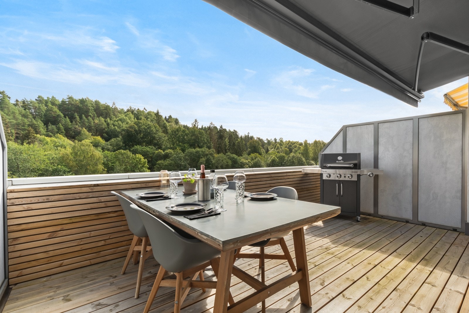 Fra stuen er det utgang til solrik og romslig terrasse på ca. 15 m². Galleribilde