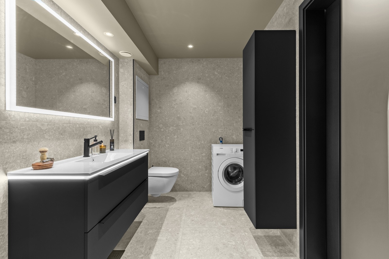 Meget tiltalende og luksuriøst baderom fra 2020. Badet ble omfattende oppgradert med ny membran, varmekabler, fliser og innredning. Galleribilde