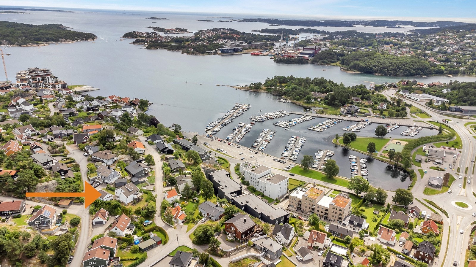 Boligen ligger på en romslig og opphøyet tomt med nydelig utsikt og sol fra morgen til kveld Galleribilde