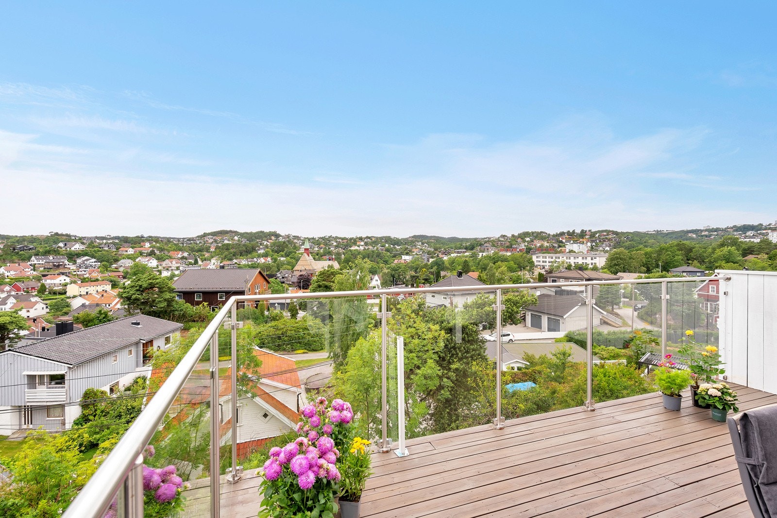 Verandaen er vendt mot syd og vest og har således sol fra morgen til sene kvelden Galleribilde