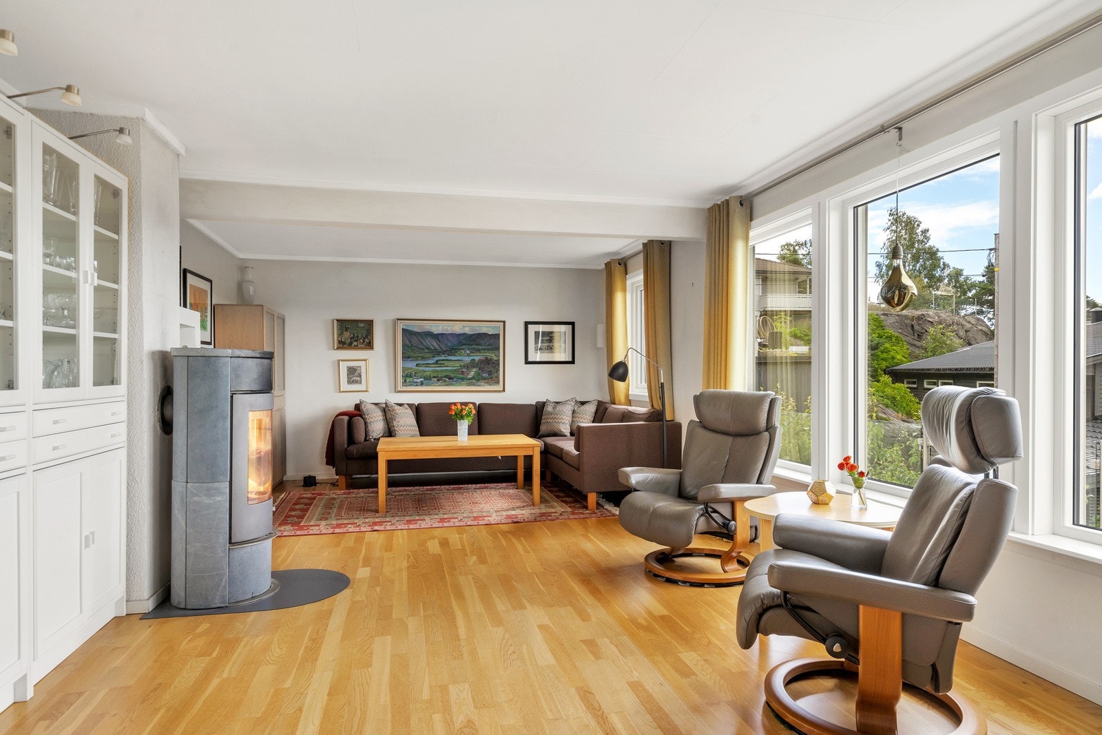 Her er det god plass til både sofahjørne og spisestue og rommet har naturlige soner for dette Galleribilde