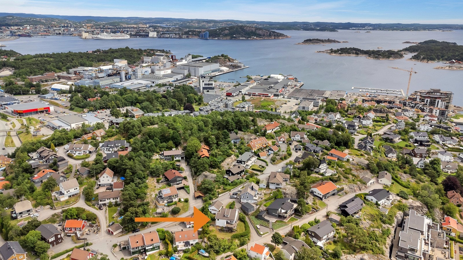Kristiansand sentrum i bakgrunnen er kun 5 minutter unna i bil Galleribilde