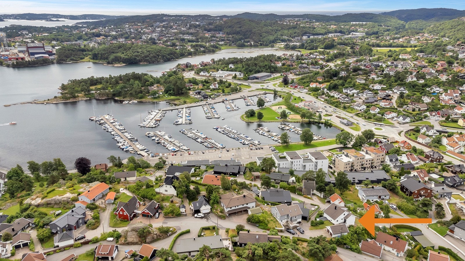Auglandsbukta med småbåthavn med flott turområde på Storenes, like i nærheten Galleribilde