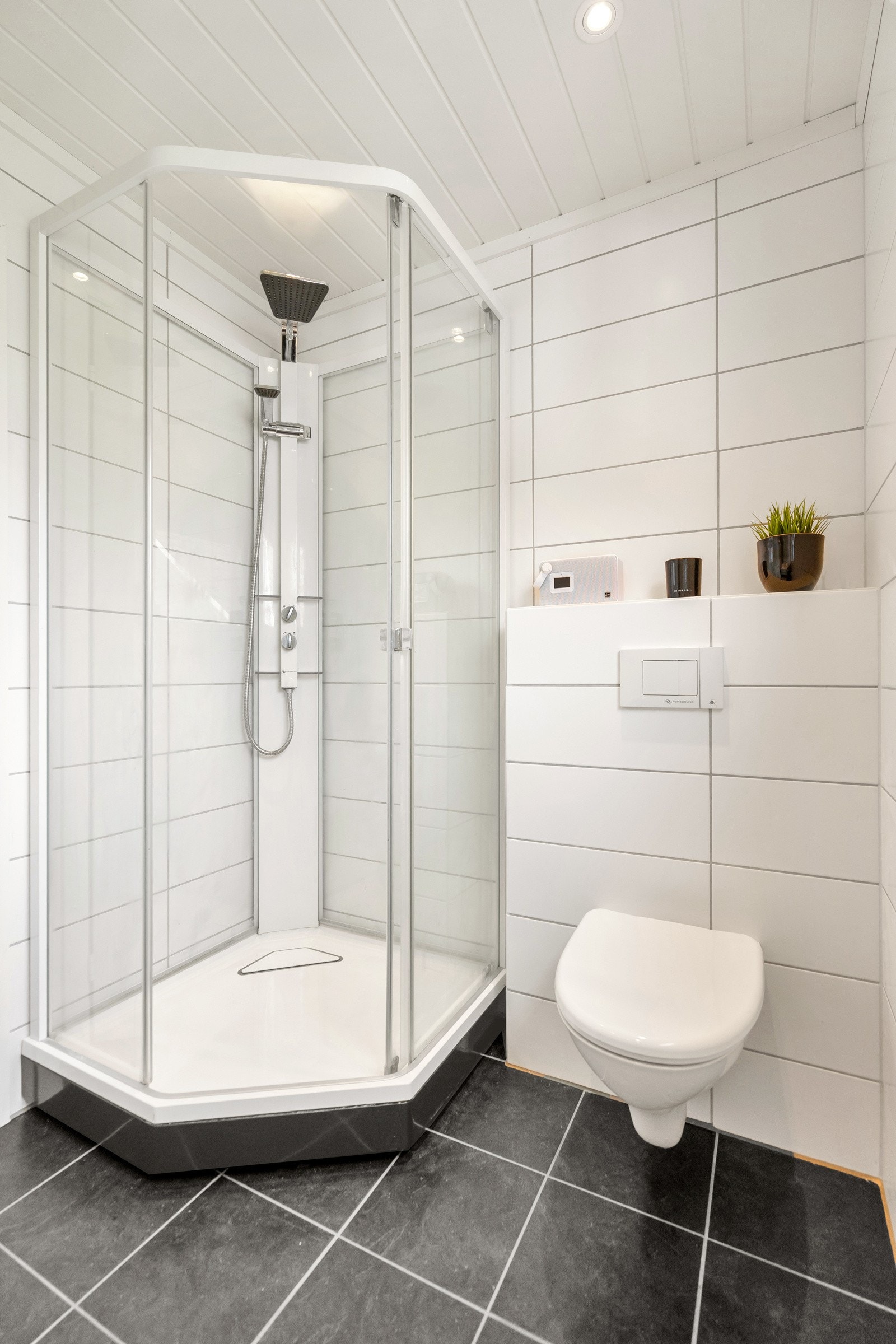 Badet har også dusjkabinett og vegghengt toalett - Varmekabler i gulv Galleribilde