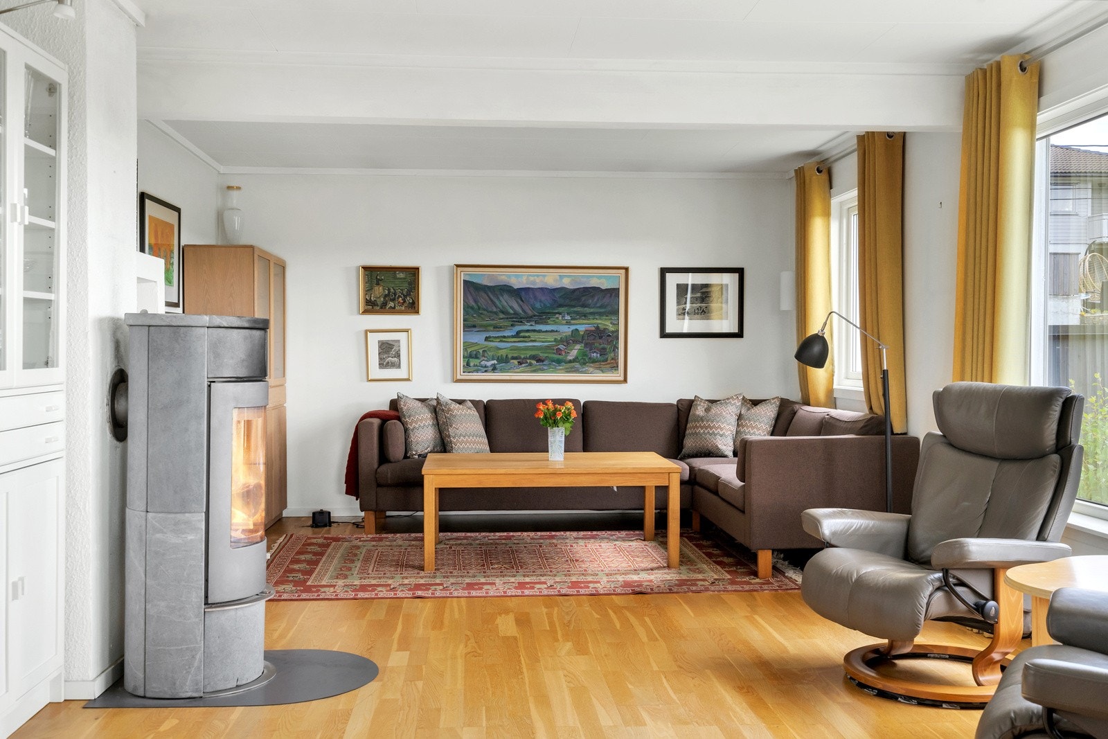 De store vinduene slipper gjennom rikelig med naturlig lys gjennom hele dagen Galleribilde