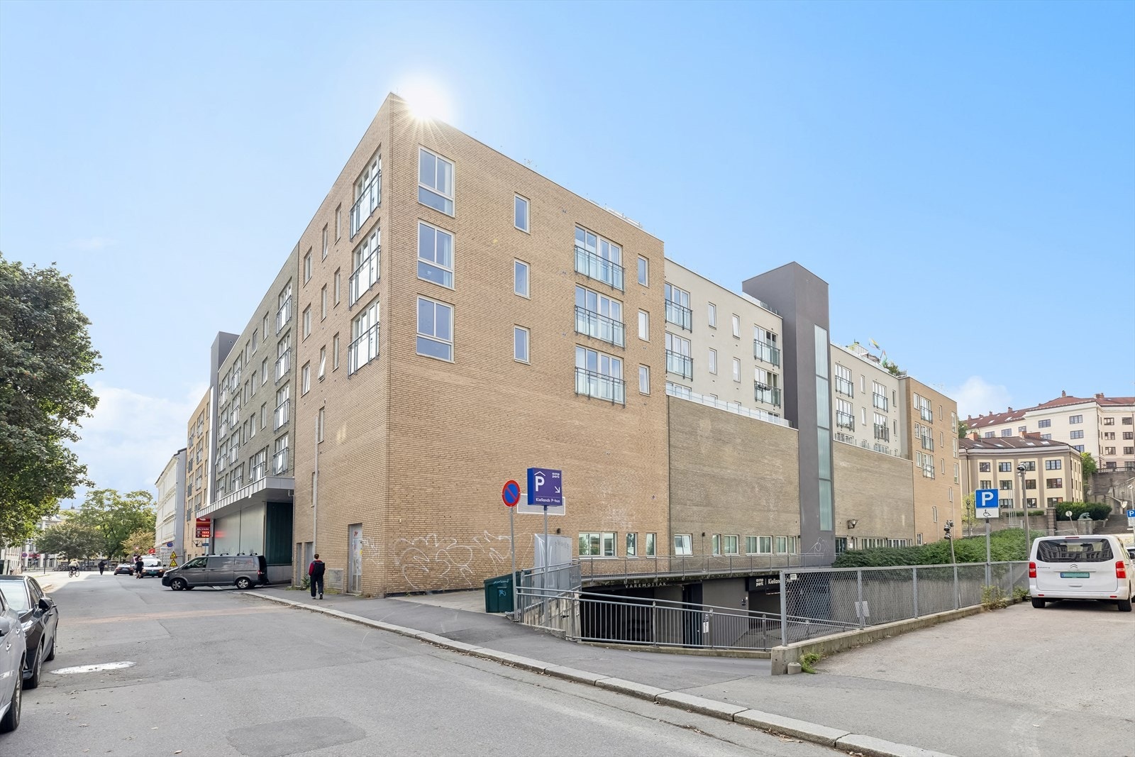 Leiligheten ligger i byggets 4. etasje og har nordvendt fransk balkong. Galleribilde