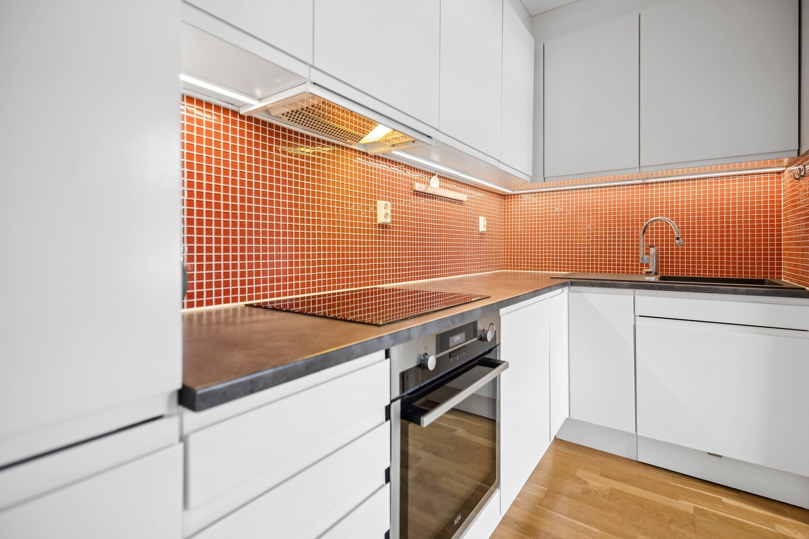 Kjøkkeninnredning fra norema med hvite matte fronter på skuffer og skapdører. Galleribilde