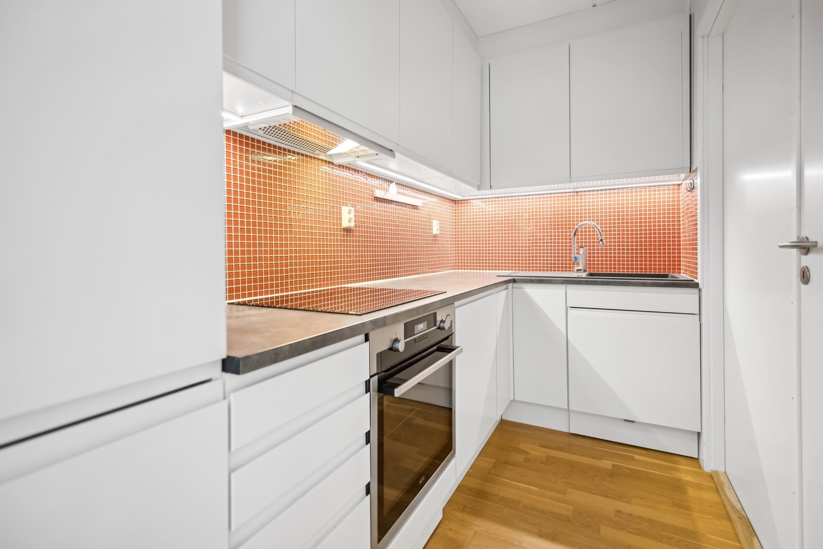 Kjøkkenets hvitevarer består av ovn, oppvaskmaskin og kjøleskap med fryser Galleribilde