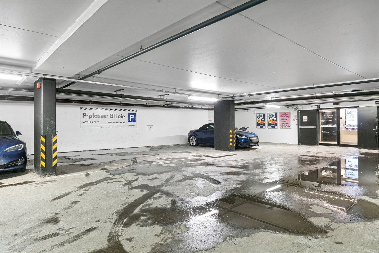 Fra etasjeplan er det direkte adkomst via heis til boder og garasjeanlegg. I parkeringsanlegget er det muligheter for å leie parkeringsplass. Galleribilde