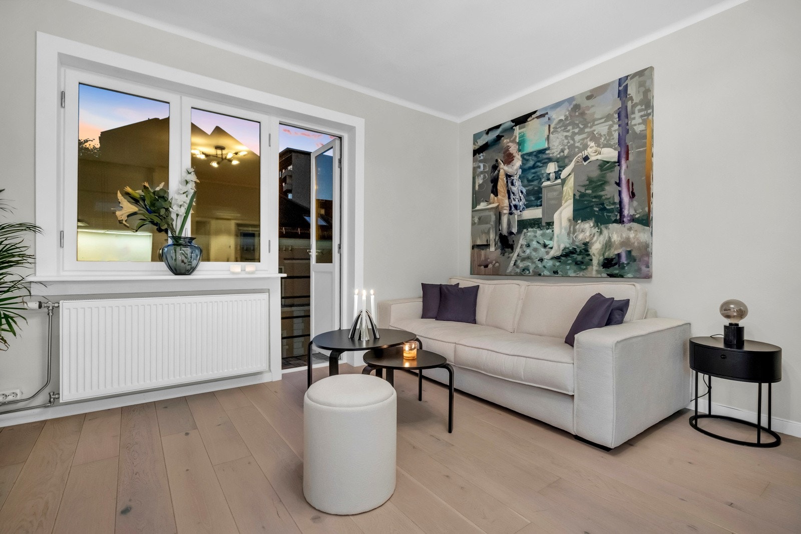 Store vindusflater som slipper inn godt med lys og gir stuen en god romfølelse. Galleribilde