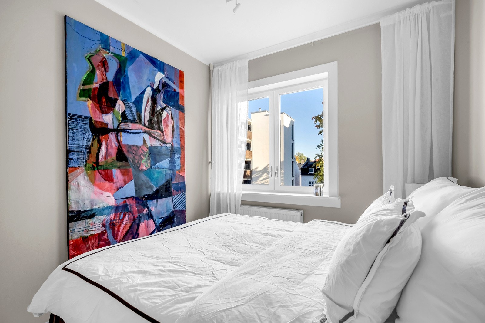 God plass til stor seng, nattbord på begge sider av sengen, skrivepult, oppbevaringsløsninger etc. Galleribilde