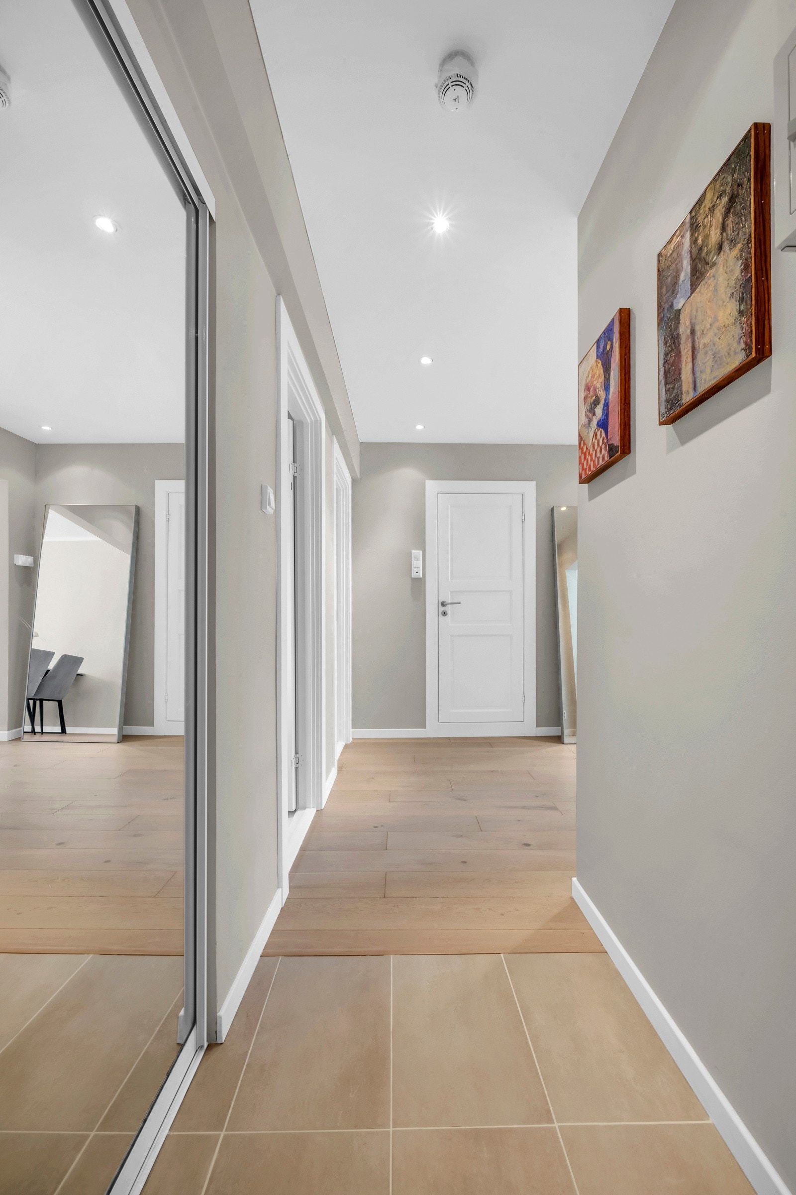 Fra entré har du tilgang til alle rom i leiligheten - velkommen inn! Galleribilde