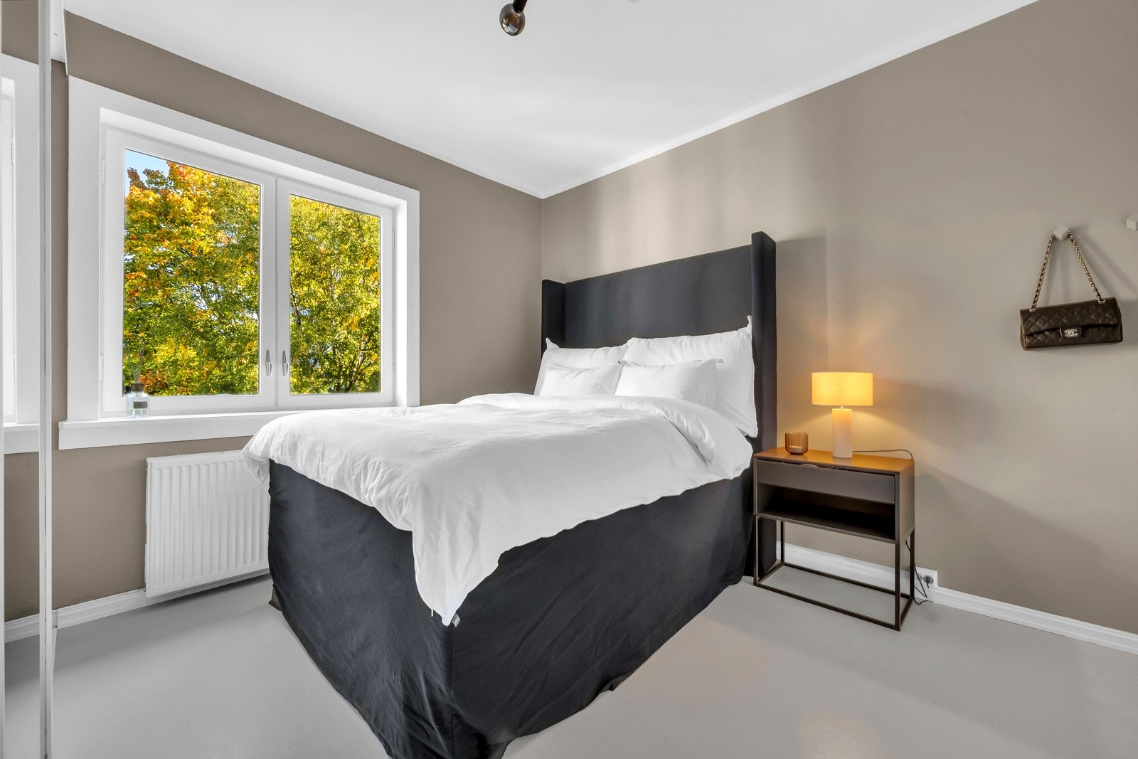 Stort og pent soverom med god plass til dobbeltseng og nattbord, samt annet ønsket møblement. Galleribilde