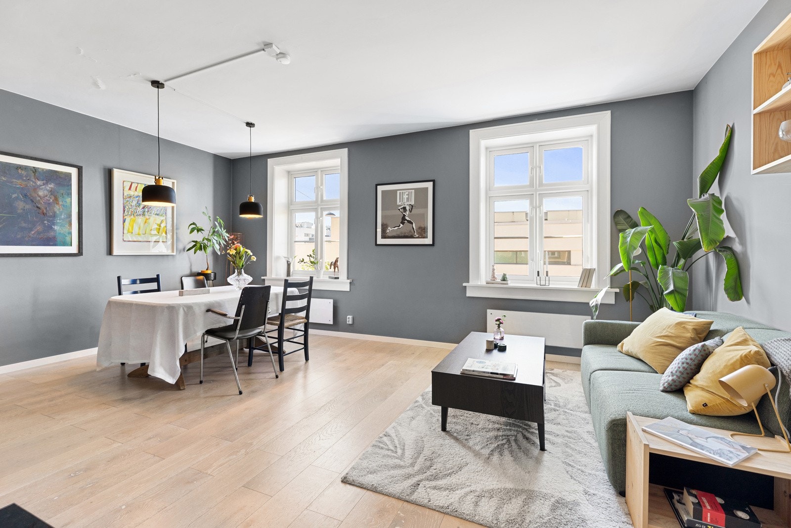 Store vindusflater gir rikelig med naturlig lysinnslipp Galleribilde