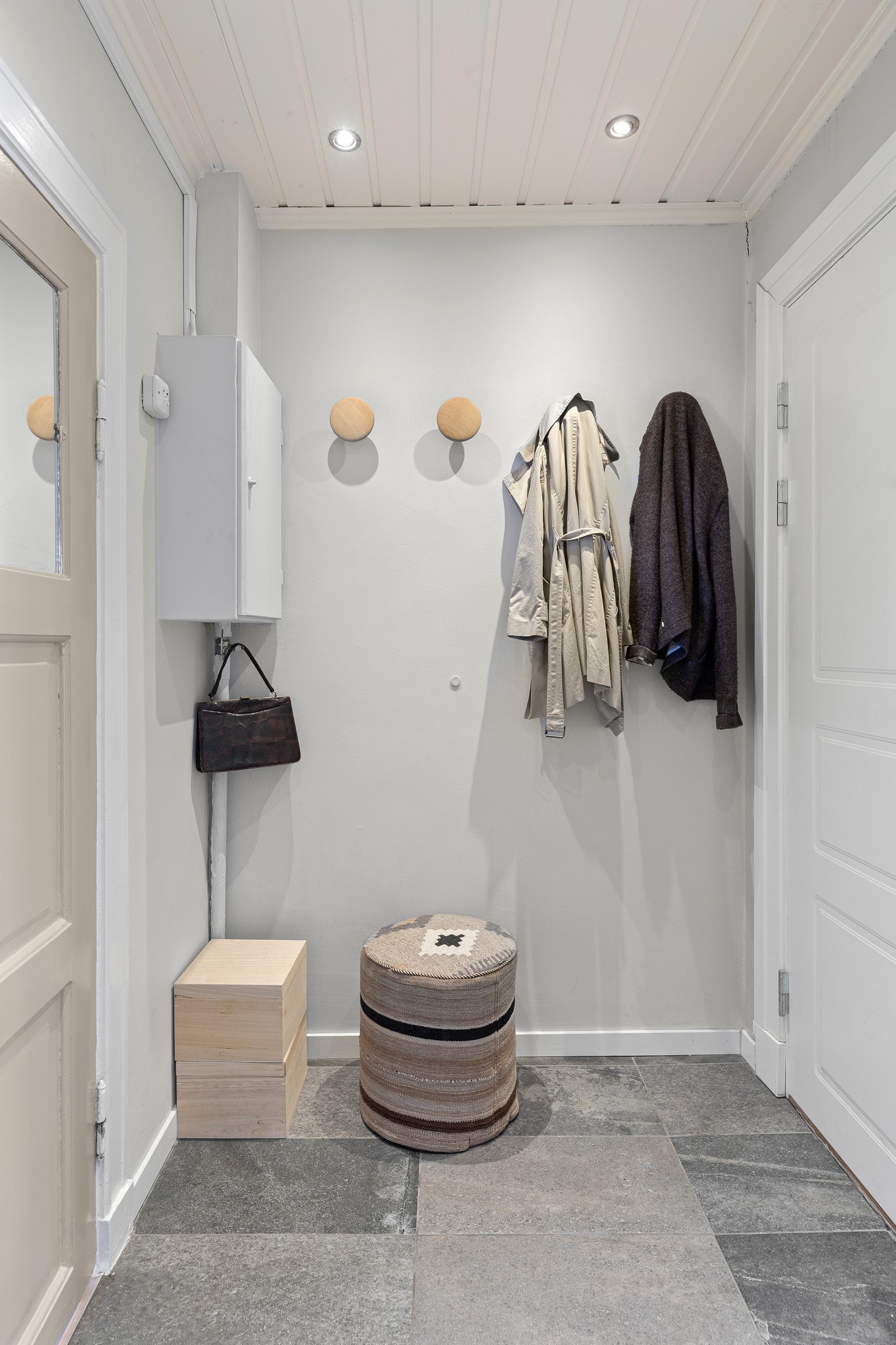 Innbydende entrè med med oppheng til yttertøy og sko Galleribilde