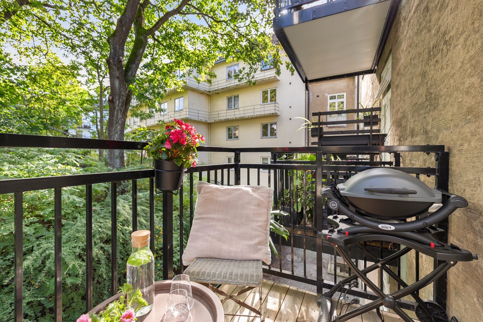 Balkongen er på ca. 3,5 m² med plass til sittegruppe med tilhørende møblement, samt grill Galleribilde