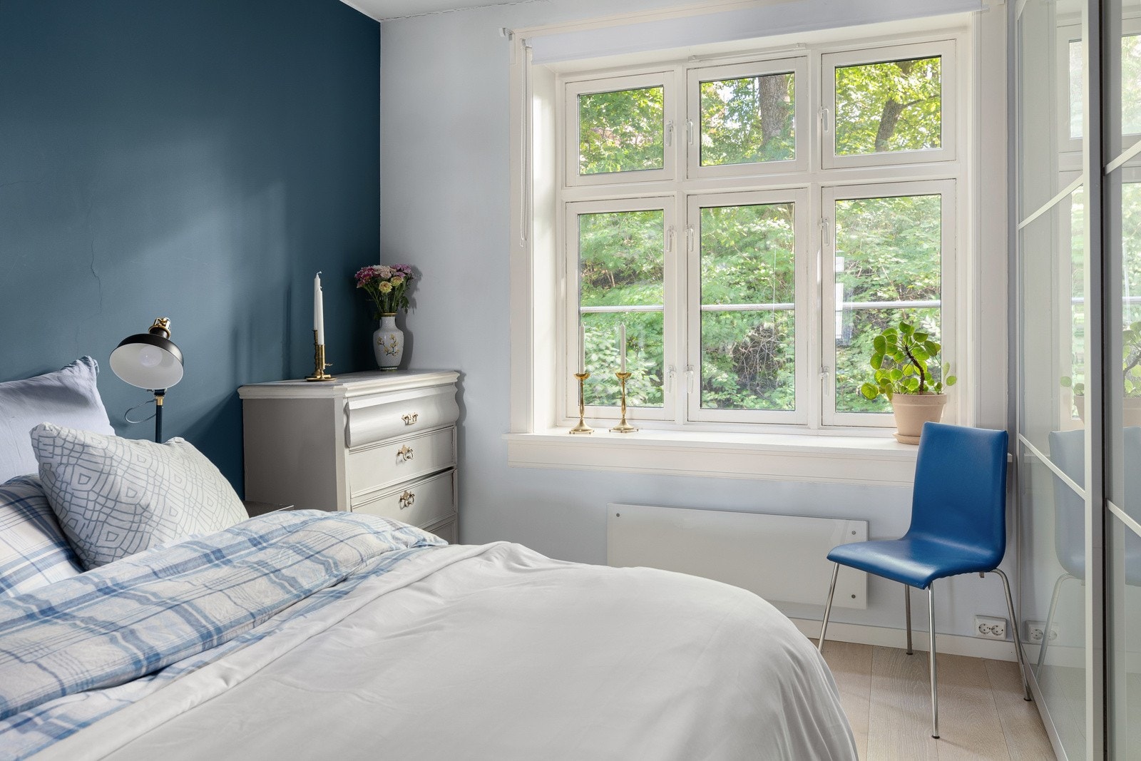 Soverommet vender mot rolig bakgård Galleribilde