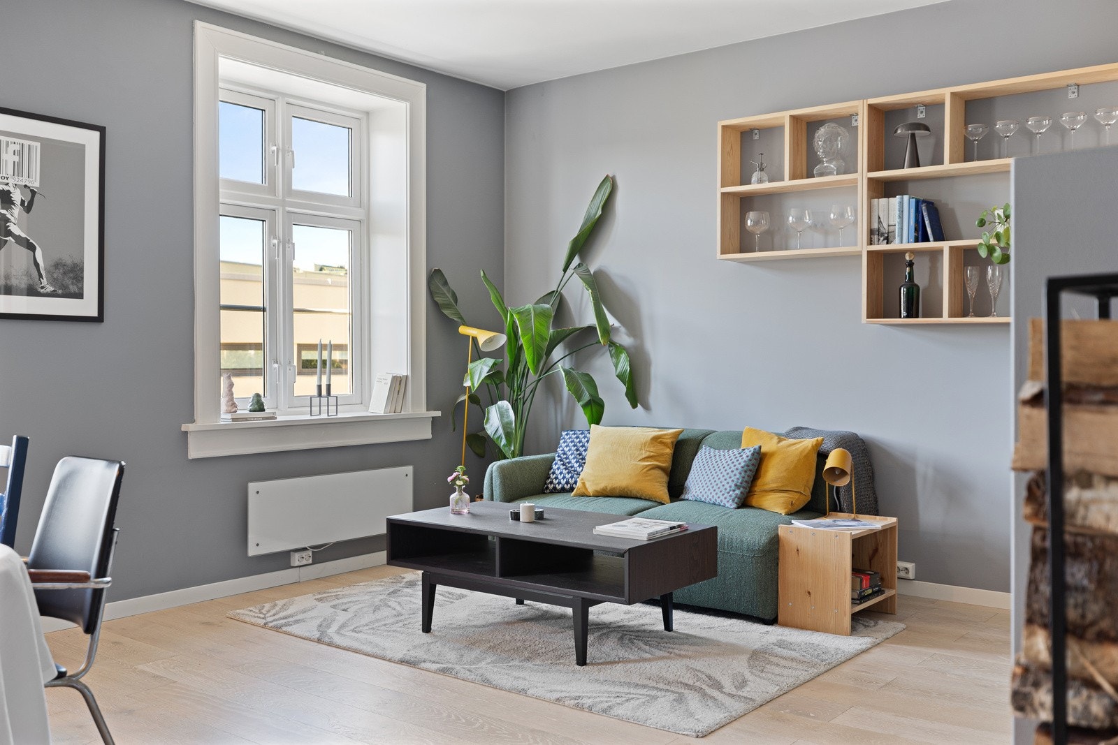 Stuen er av god størrelse med plass til stor sofagruppe med tilhørende møblement og spisebord Galleribilde