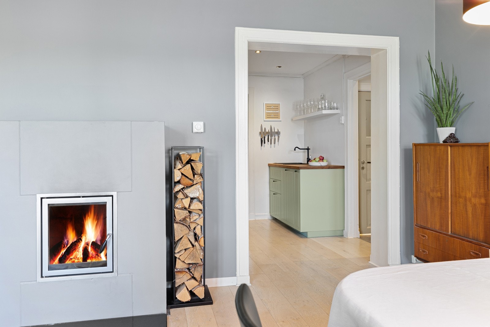 I stuen er det en lekker peis som gir ekstra varme på kalde høst- og vinterdager Galleribilde