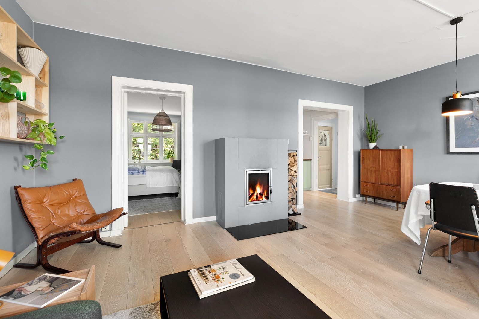 Slette malte vegg- og takflater, i tillegg til lys 1-stavs parkettgulv Galleribilde