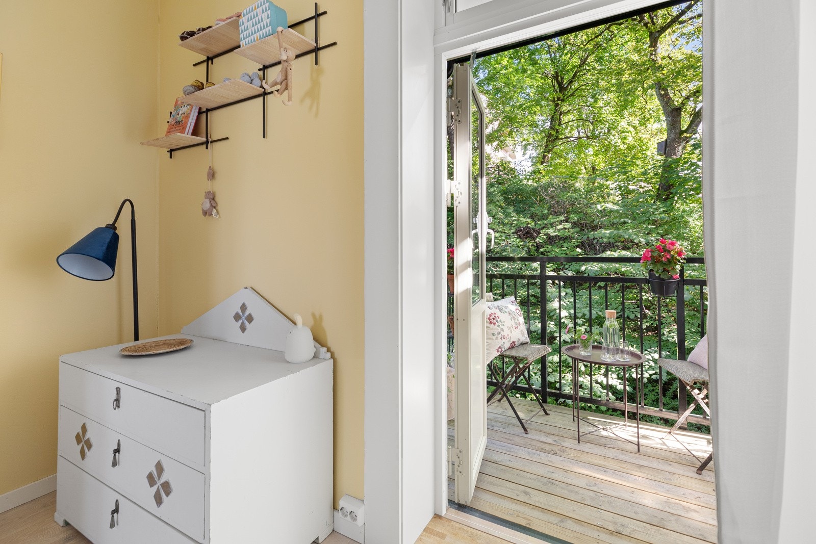 Fra soverom 2 er det adkomst til balkong mot skjermet bakgård Galleribilde