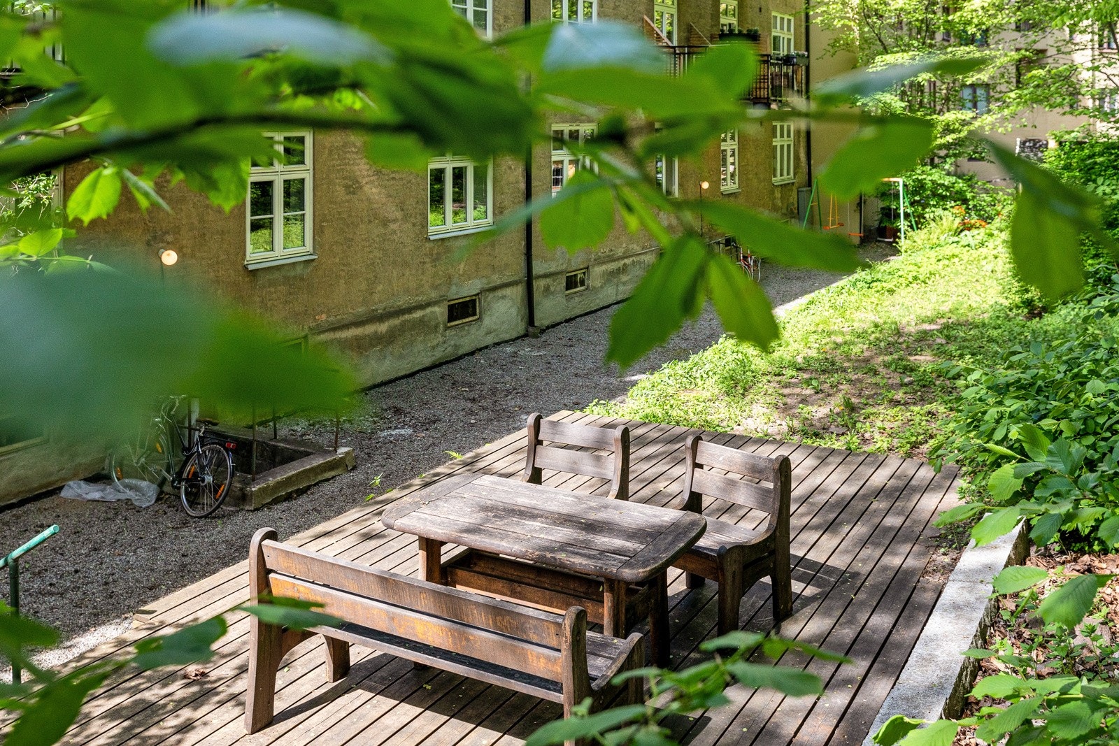 Skjermet bakgård som oppleves svært grønn og frodig med hyggelige sittesoner Galleribilde